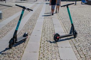 två kickbikes på gata